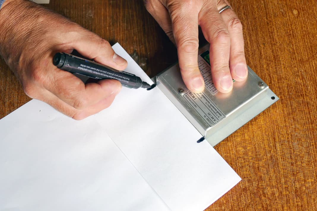 Template: Fold a sheet so that the edges are exactly on top of each other. Mark the first edge of the device on this fold