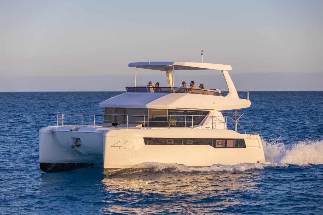 Die Leopard 40 in voller Fahrt. Die üppige Flybridge ist bei gutem Wetter wohl der Lieblingsort der gesamten Crew