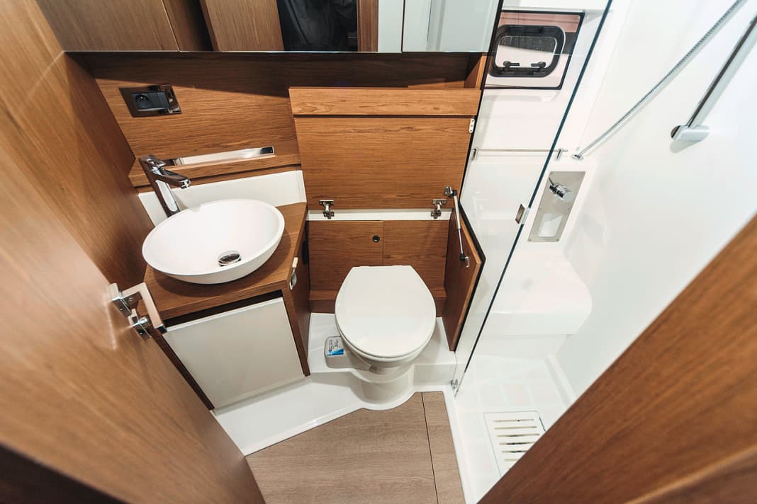 Jeanneau Leader 46: Wet room