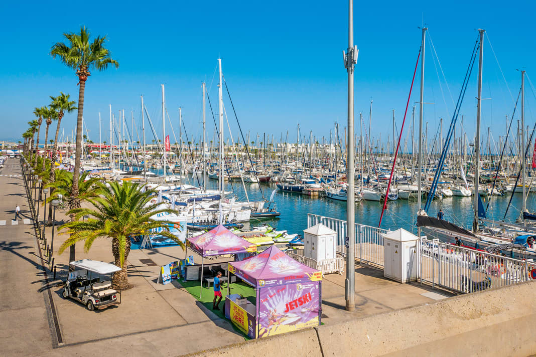 Ein lebendiges Umfeld bietet der Port Olímpic de Barcelona