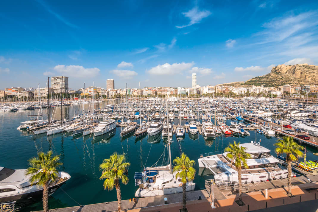 Der große Yachthafen befindet sich direkt am Zentrum