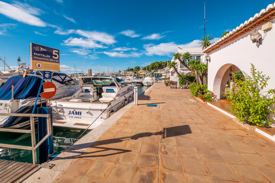 In Jávea gibt es zwei Marinas, die Nou Fontana am Strand ...