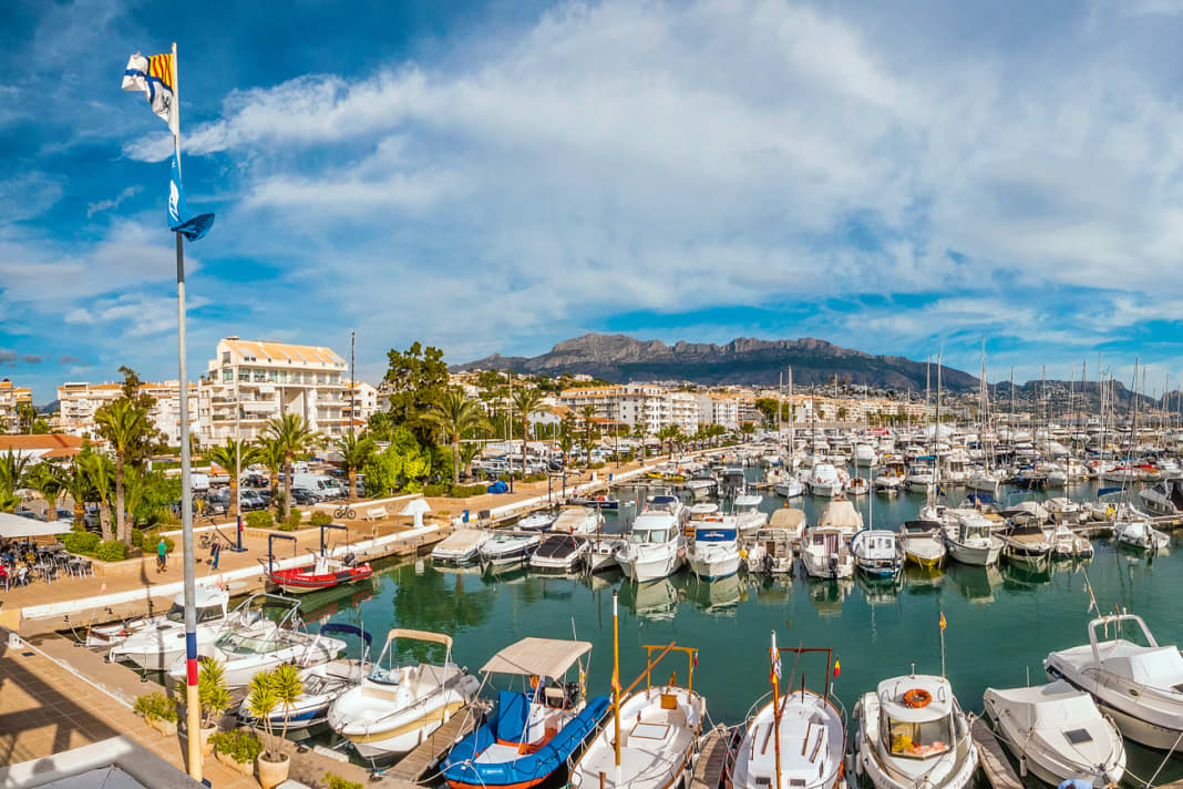 Obwohl der Ort klar touristisch geprägt ist, halten sich Bausünden in Altea in Grenzen. Die Marina liegt am südlichen Ortsrand
