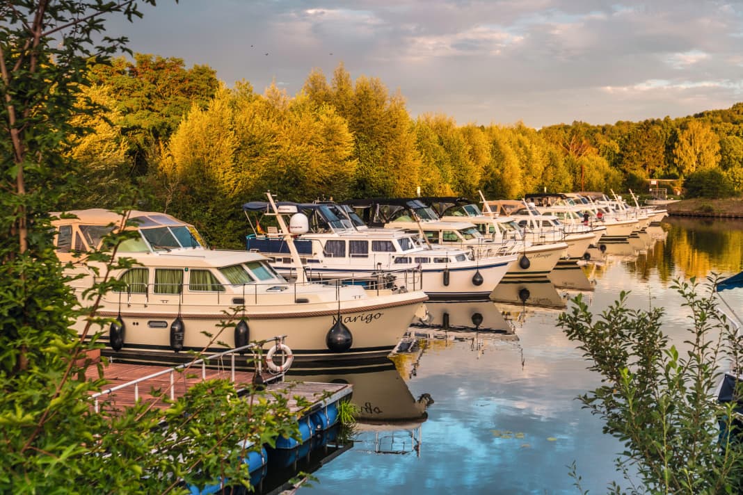 The charter fleet with the steel displacement yachts of Yacht Charter Holiday GmbH is moored in Merzig harbour. In addition to the brewery, the harbour also boasts the Da Roberto restaurant with its excellent cuisine. | Dieter Wanke