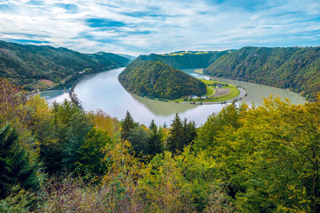 Direkt an der Schlögener Schlinge liegt  die Freizeitanlage Schlögen samt ihrem wunderbaren Yachthafen mit perfektem Service und grundsoliden Betonstegen