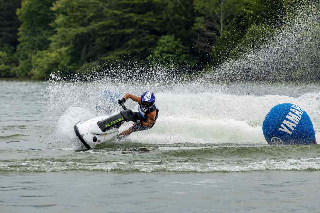 Round the buoys at top speed - no problem with the SuperJet