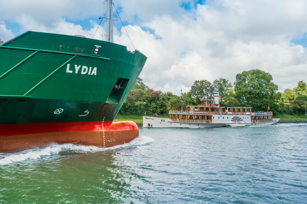 In the Kiel Canal, you can get impressively close to freighters and pleasure boats. Care must be taken to keep a safe distance, even from the shore