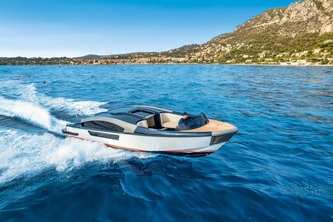 "Miss Wonderley": Falcon's 11.60 metre long plug-in hybrid reaches 35 knots with two 199-kilowatt diesels. Fully electric, it can reach up to nine knots