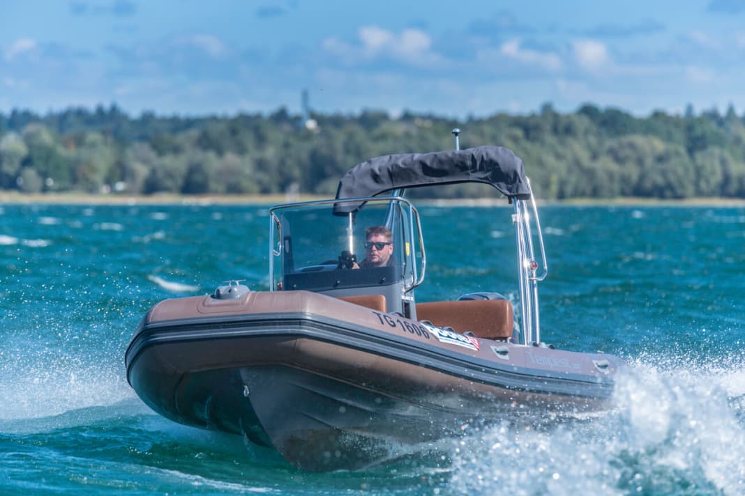 The Capelli hull runs safely and dryly through rough water