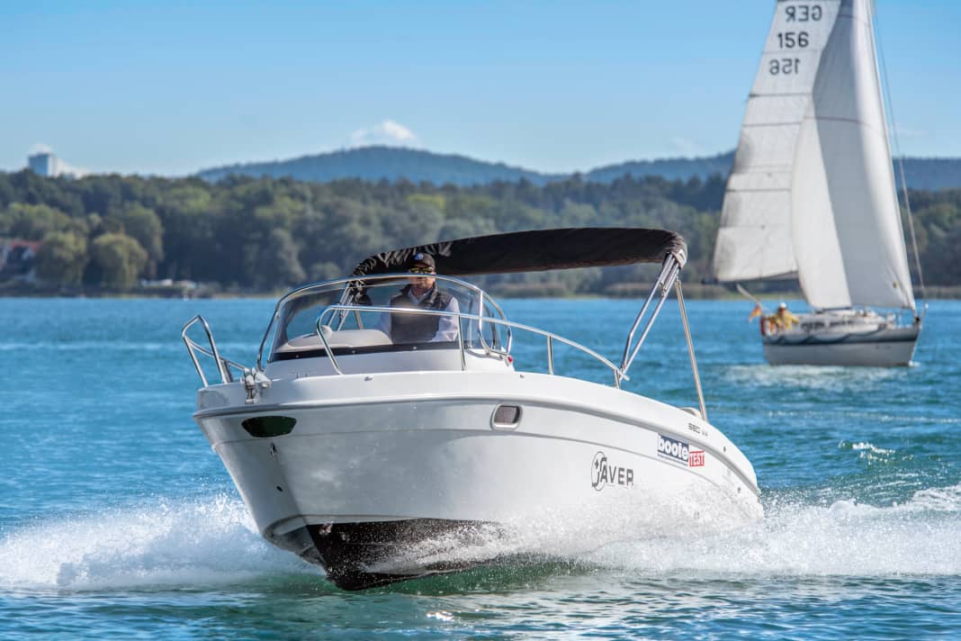 Mit ihrem seegängigen Rumpf ist das kompakte Boot auch  bestens auf Küstengewässern einsetzbar