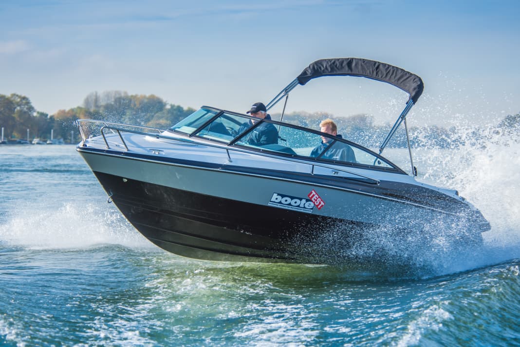 Our test boat is equipped with a MerCruiser petrol inboard engine (250 hp)