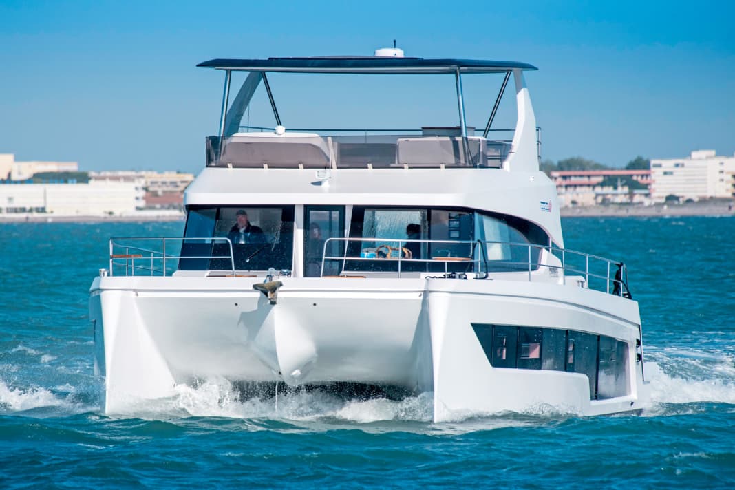 The Aventura 14 impresses with a very generous amount of space. Its outstanding seaworthiness and enormous range are also remarkable