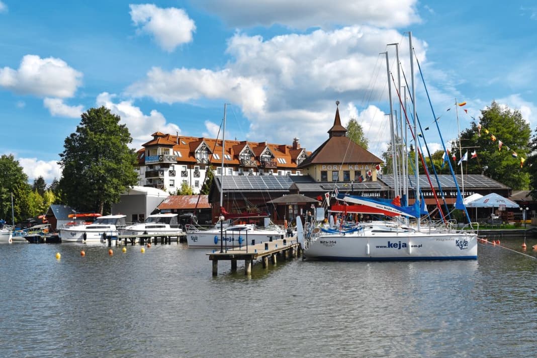 Marina von Węgorzewo am Fluss Węgorapa am Nordende der Seenplatte