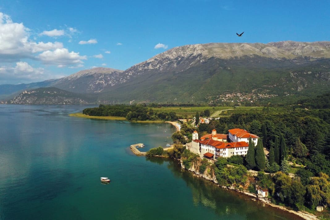 Unser Charterboot vor dem Hafen des Klosters Sveti Naum mit der Gebirgskulisse des Galičica-Nationalparks im Hintergrund