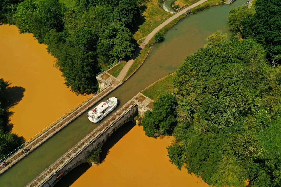 Unser Charterboot auf der Kanalbrücke des Canal de Garonne über die Baïse