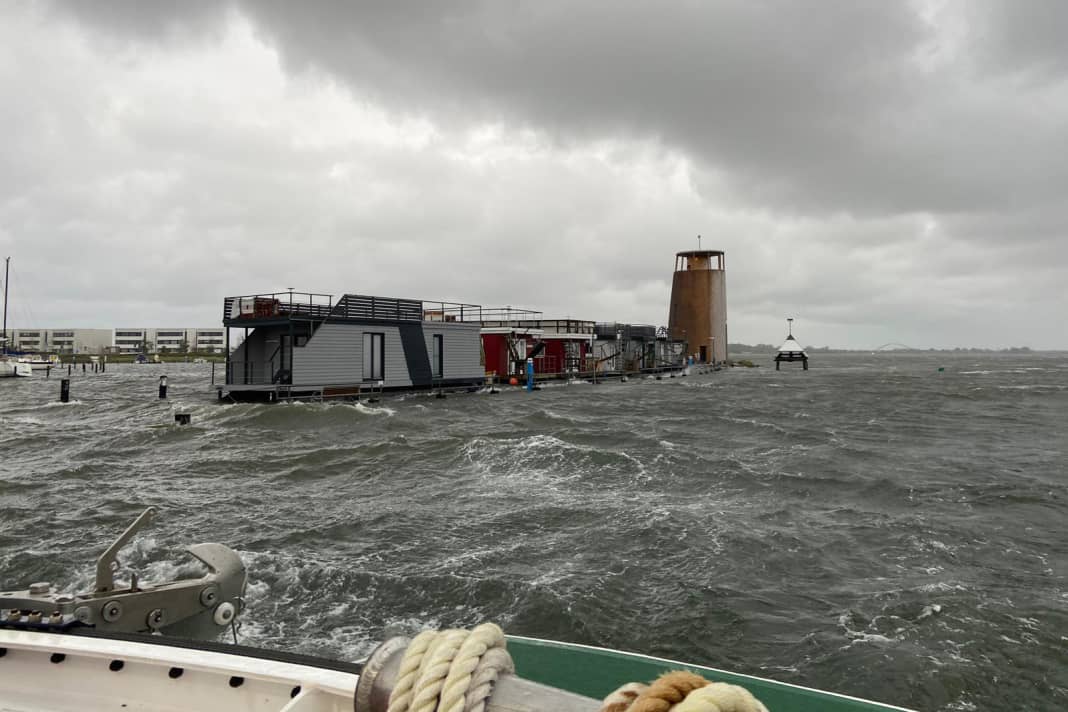 Der hohe Wasserstand schnitt mehrere Hausboote im Hafen Burgtiefe vom Land ab.