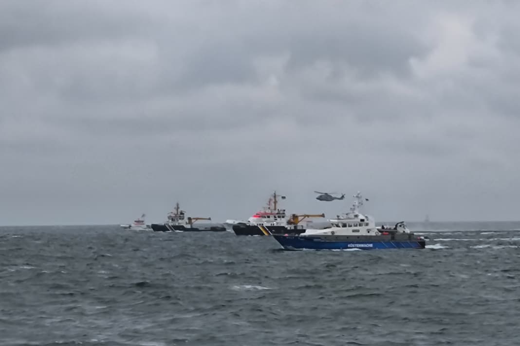 Zahlreiche Einsatzkräfte rückten zur Unfallstelle in der Deutschen Bucht aus, wo es zu einer Kollision zweier Frachtschiffe gekommen ist