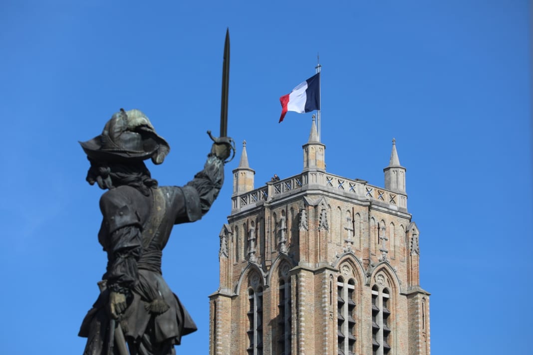 Statue sur la place Jean Bart avec la tour de Saint-Éloi derrière elle