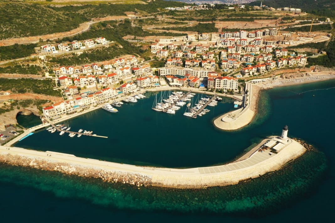 Die neue entstandene Feriensiedlung Luštica Bay mit Marina