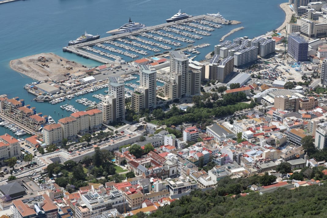 Blick auf Altstadt und Queensway Quay Marina