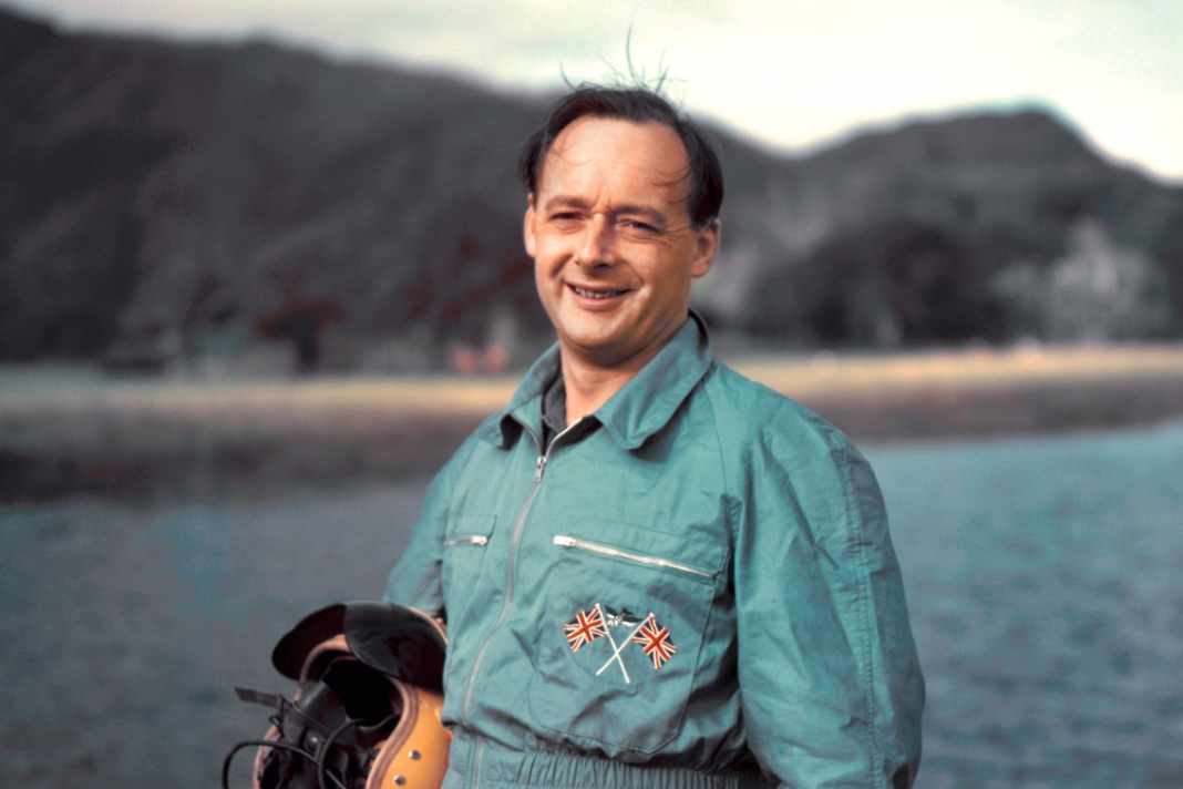Seltenes Farbfoto: Selbstbewusst posiert Donald Campbell 1966 mit seinem Fliegerhelm für die Fotografen. Hinter ihm ist  Coniston Water zu sehen.