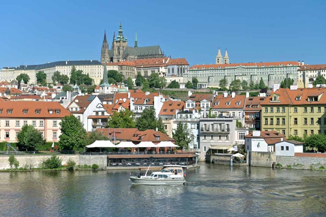 Unsere gecharterte Linssen auf der Moldau vor dem Panorama von Prag