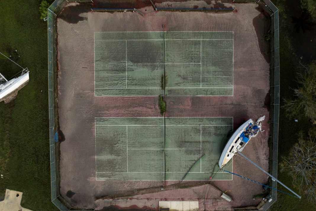 Diese Yachten hat die Sturmflut auf einem Tennisplatz nahe des Ufers abgesetzt.