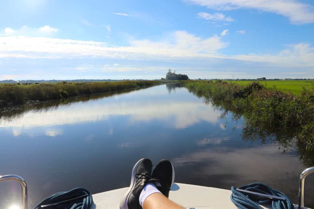 Auf den Kanalabschnitten kann man schon mal die Füße hochlegen, wie auf dem Yndyk.