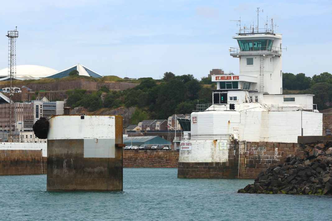 Ingresso del porto di Saint Helier con la torre di controllo.