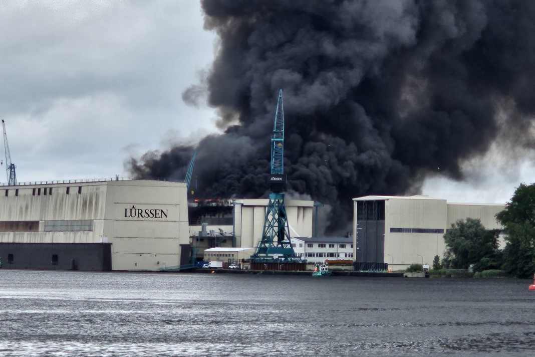 Il cantiere navale Lürssen in fiamme: Numerosi servizi di emergenza sono intervenuti per combattere l'incendio