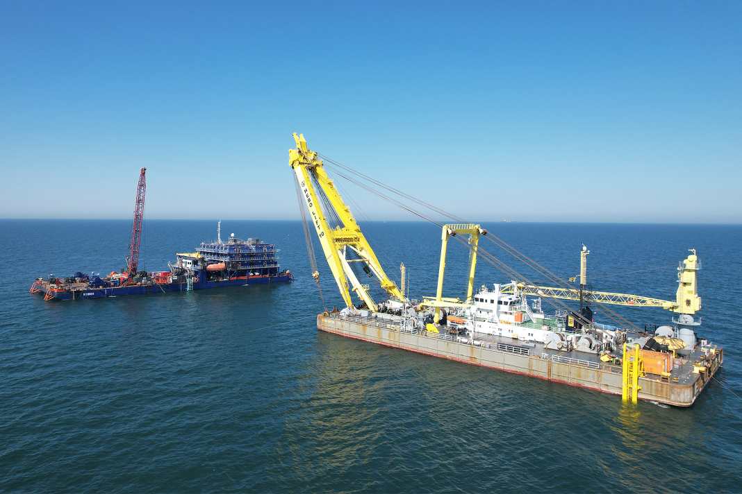 La barge "K10031" et la grue flottante "Hebo-Lift 10" se sont positionnées sur le site de l'épave du Verity.