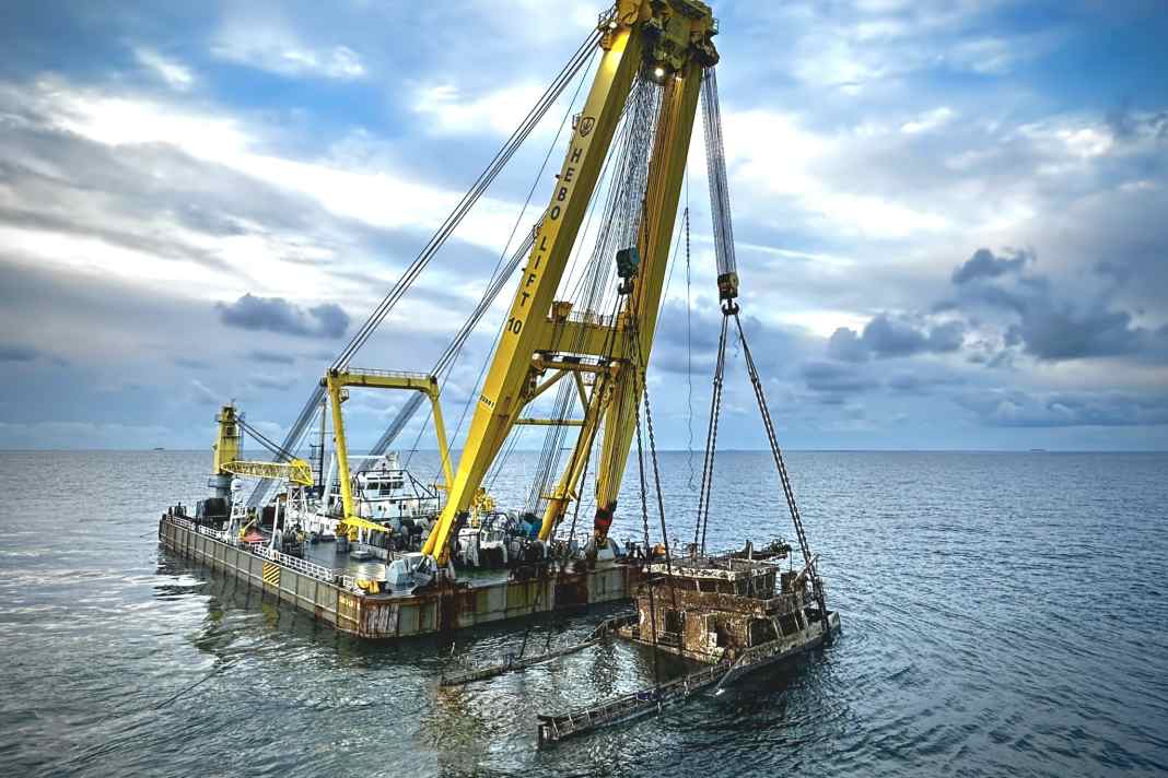 Einer der größten Schwimmkräne Europas im Einsatz in der Deutschen Bucht: Aus rund 40 Metern Tiefe wird die erste Sektion der gesunkenen Verity geborgen.
