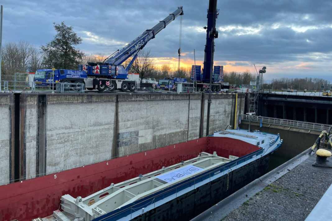 Das neue Schleusentor wurde per Schiff angeliefert