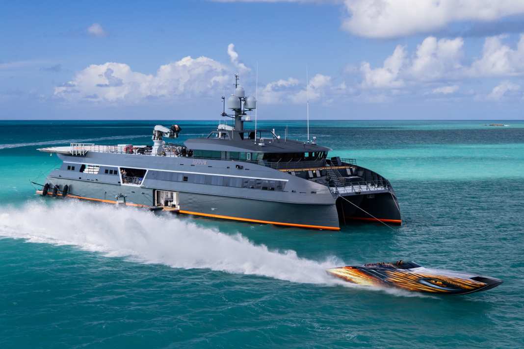 Off Antigua: "Rhaegal", a Skater 438, passes the 66-metre supply vessel "Hodor".