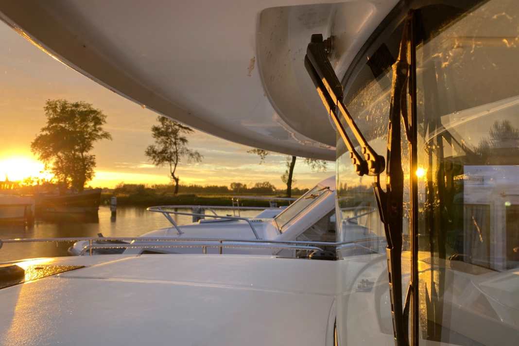 Golden evening: Our Horizon is back at her berth at the Le Boat charter base in the Westhoek Marina in Nieuwpoort after the cruise.