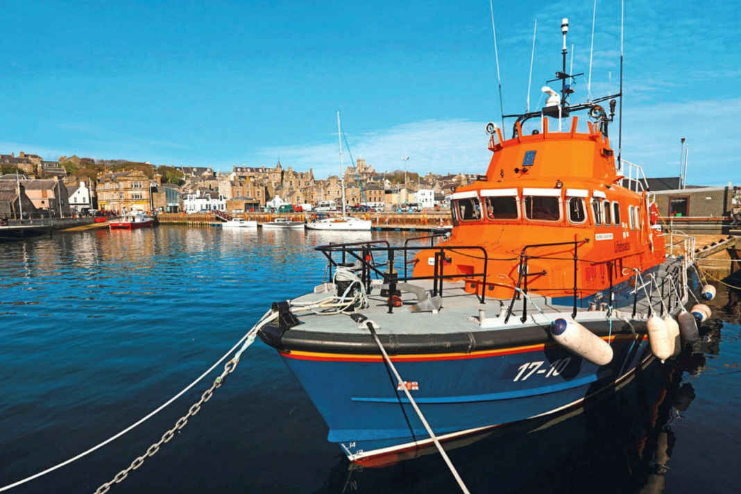 Ormeggio delle imbarcazioni di soccorso in mare a Lerwick, con il Victoria Pier sullo sfondo.
