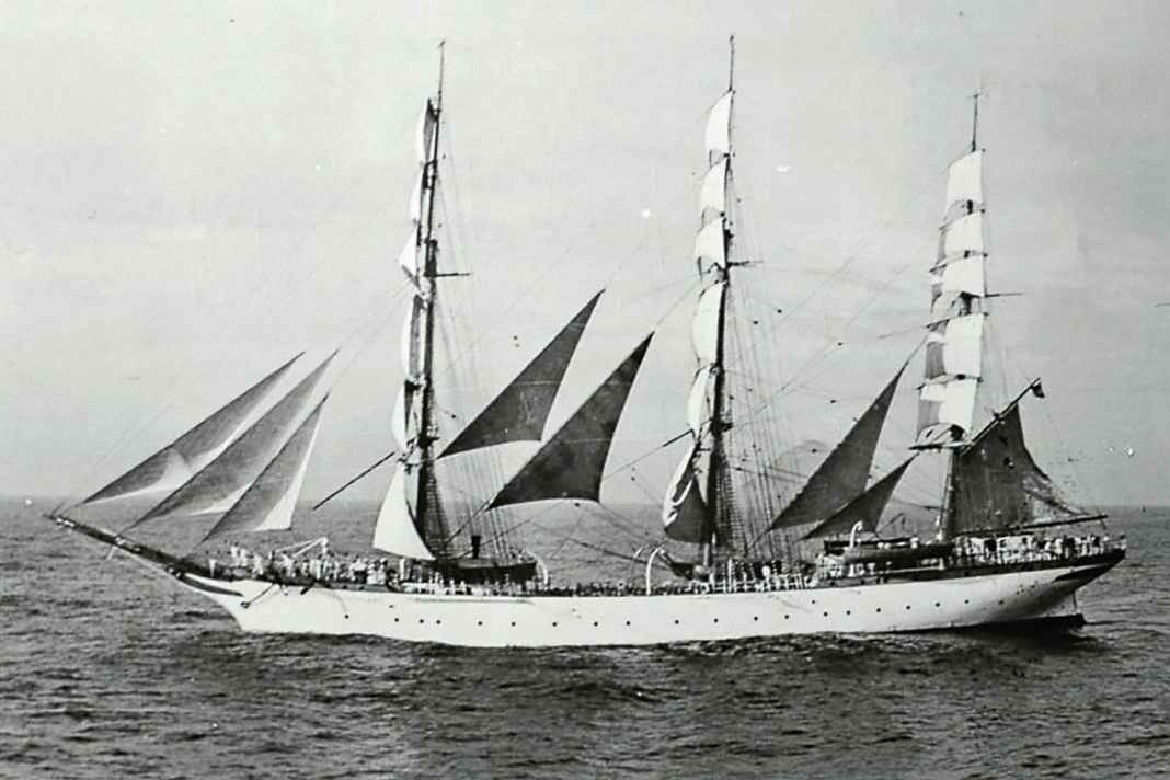 The full-rigged ship: In light winds, the "Schulschiff Deutschland" set all 25 sails on a training voyage.