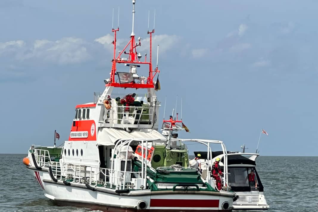 Der Seenotrettungskreuzer “Hermann Rudolf Meyer” liegt längsseits am havarierten Motorboot. So wurde es schließlich auch nach Bremerhaven geschleppt.