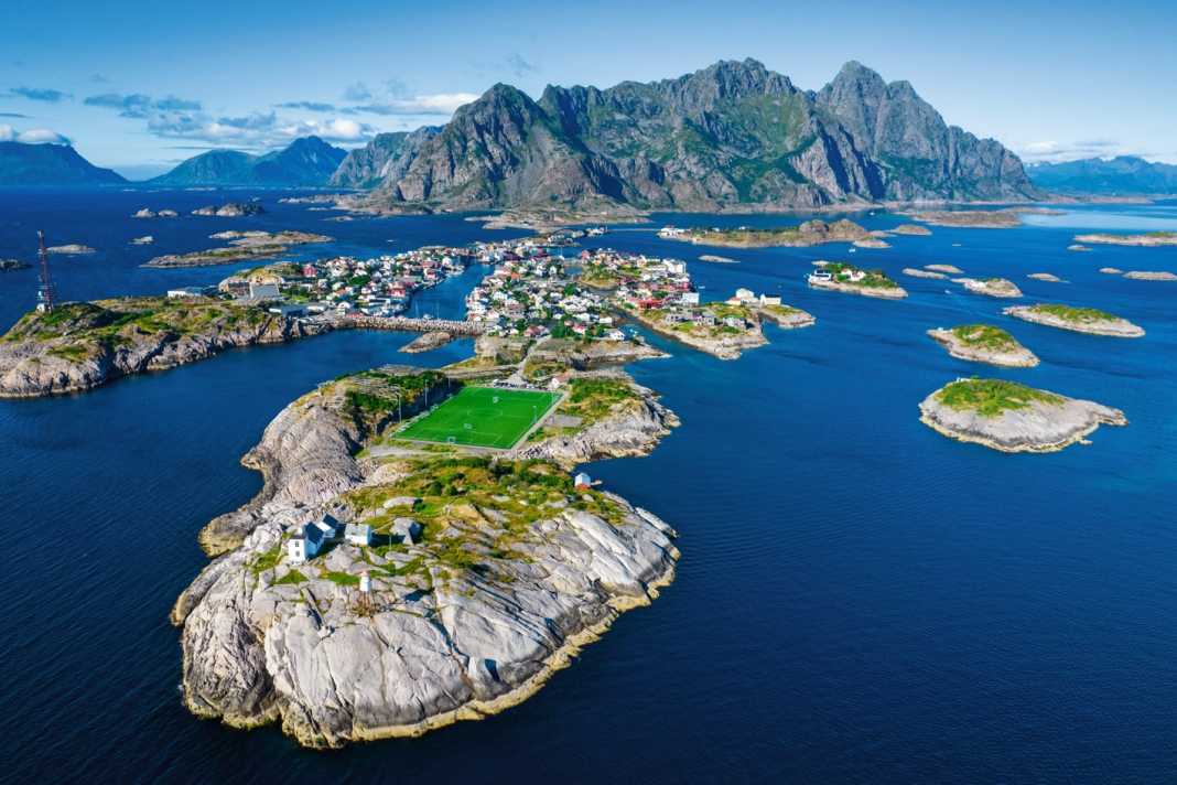 Die Inseln aus der Drohnenperspektive vom Vestfjord aus gesehen.