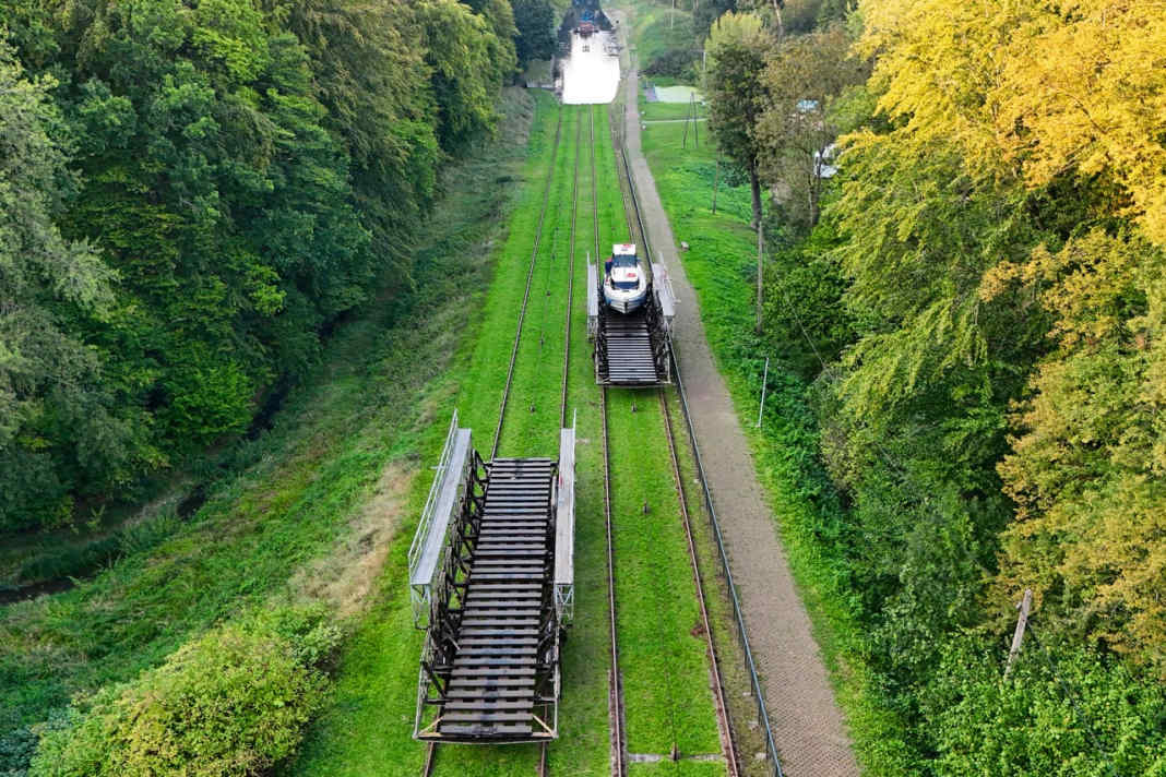 The canal overcomes the 100 metre difference in altitude between the Baltic Sea coast and the uplands via five rolling hills. Here is our charter boat on its way up. | Gerald Penzl