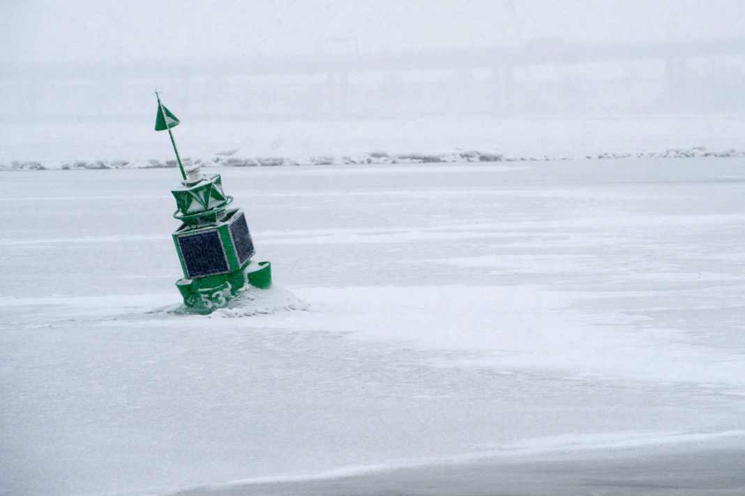 Eingefrorene Fahrwassertonne im Strelasund. Die Temperaturen lagen 2010 bei etwa minus sechs Grad.
