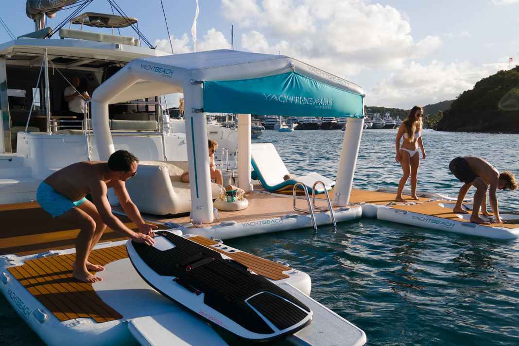 Das Foil Dock verbindet sich mit weiteren Ponton-Modulen zu einem Wasserspielplatz.