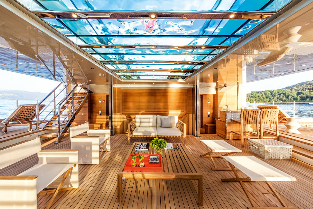 Spectacular: the sun shines into the beach club through the glass floor of the pool. Three flaps ensure the supply of fresh air