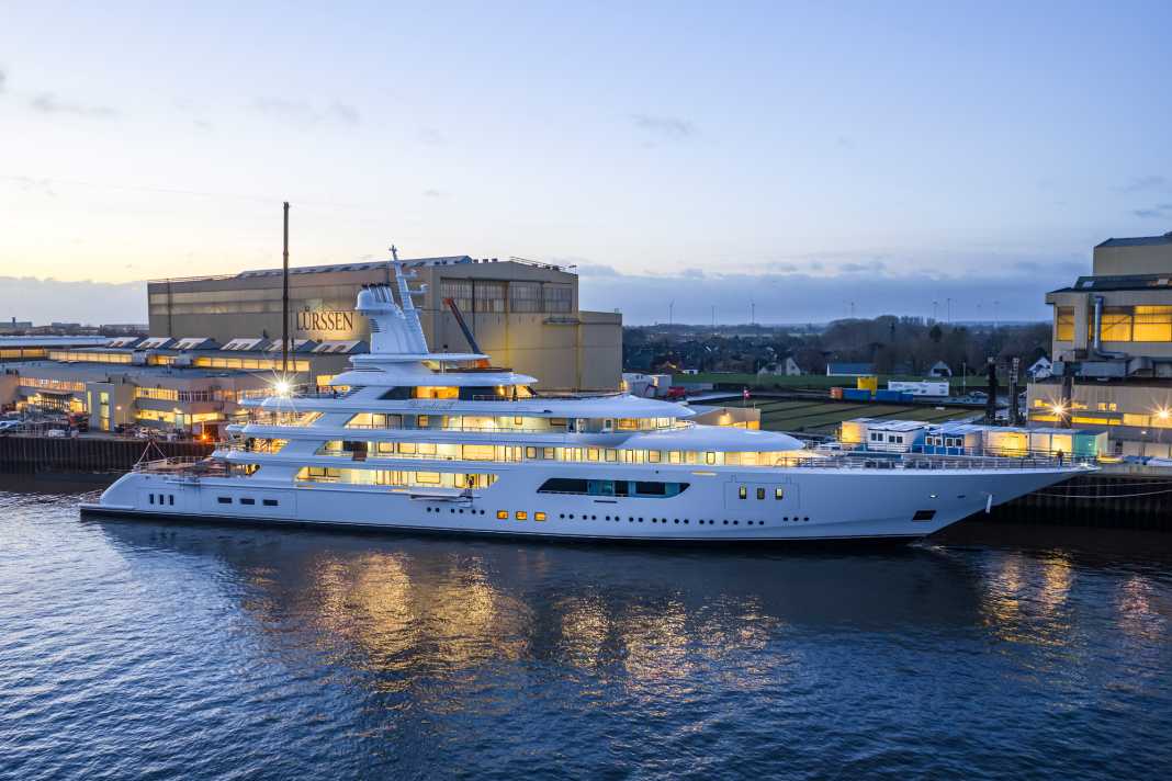 One day before St. Nicholas, Lürssen in Lemwerder put water under the keel of the 117 metre long "Boardwalk". The crack is dominated by diagonal aft columns, the dynamics of which are picked up and exaggerated by the concave clipper stem