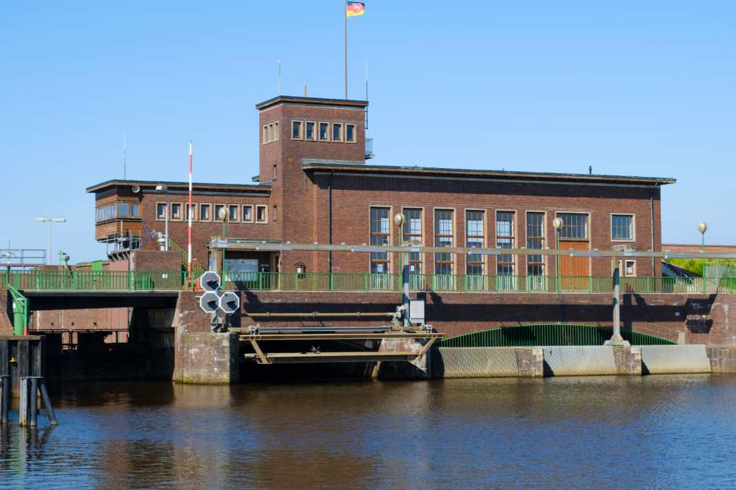 Nahaufnahme der Schleuse in Harlesiel