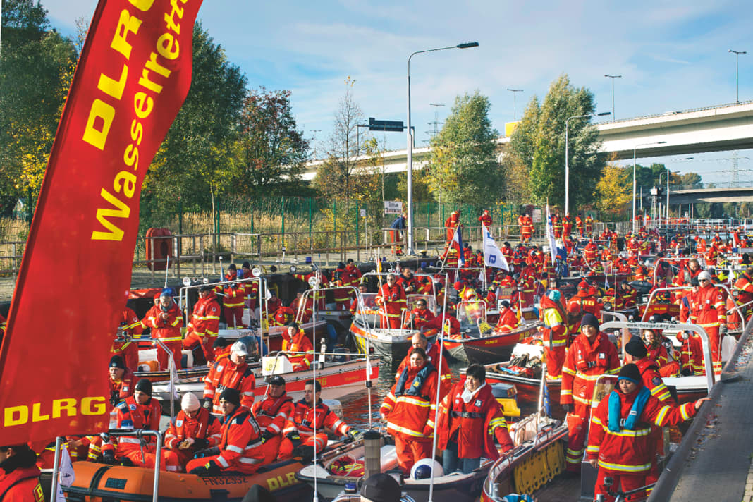 DLRG: Treffen zum Jubiläumskorso in Berlin