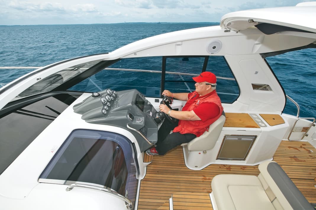 The hardtop can be closed by means of a mechanical fabric sliding roof