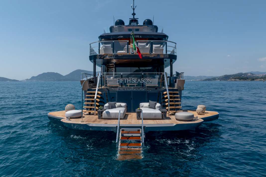 Klappbare Schanzkleider erweitern den Beachclub der Mangusta Oceano 39.