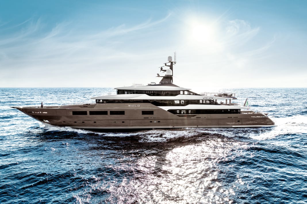 Bella Macchina! Francesco Paszkowski schuf die kantigen „Solo“-Linien, der Eigner entschied sich für eine Rumpflackierung, die sich farblich deutlich vom weiß-blauen Einerlei in den Großyachtmarinas abhebt