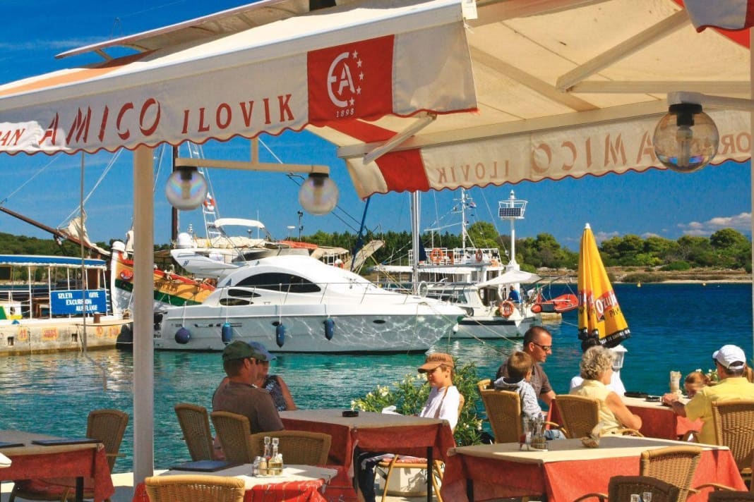 Von der Terrasse am linken Bildrand hat man den Hafen mit den Liegeplätzen und die Adria dahinter immer im Blick.